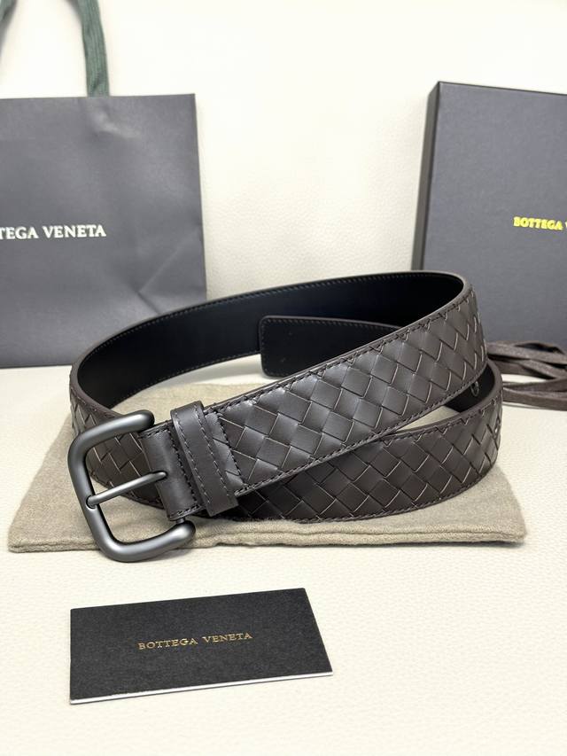 代购级bv男士腰带 Bottega Veneta 宽4.0Cm 颜色:咖啡 纯手工编织小牛皮 每个细节都体现出至高的品味和格调 经典商务休闲款高档腰带 低调奢华